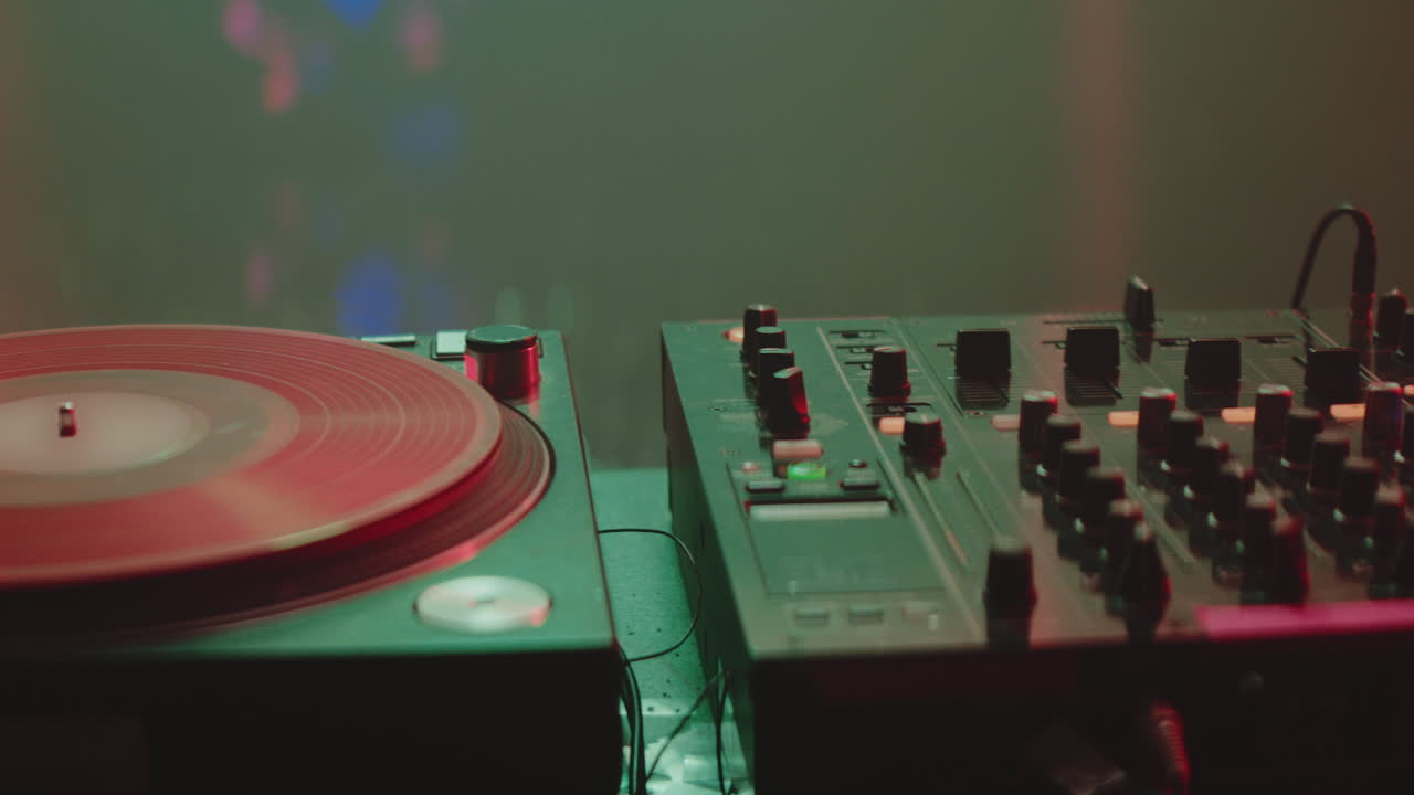 나이트클럽에서 dj 세트업