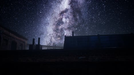 estrellas de la vía láctea por encima de la vieja fatory abandonada
