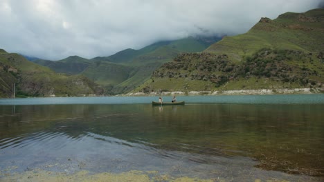 una pareja en canoa en un lago de montaña