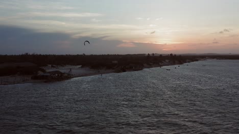 Antena:-Kitesurfistas-En-La-Laguna-De-Atins,-Norte-De-Brasil