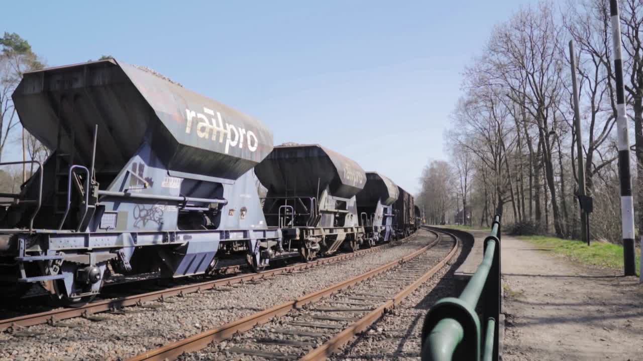 철도 에 있는 오래된 화물 열차