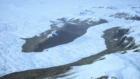 vista aérea de una cordillera nevada con un glaciar