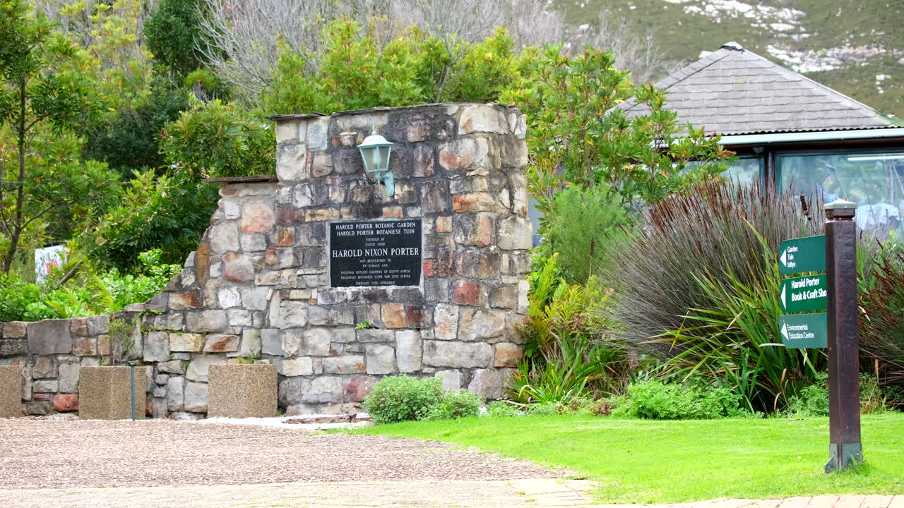 해럴드 포터 식물원 입구, 클레언스 드라이브, 베티스 베이