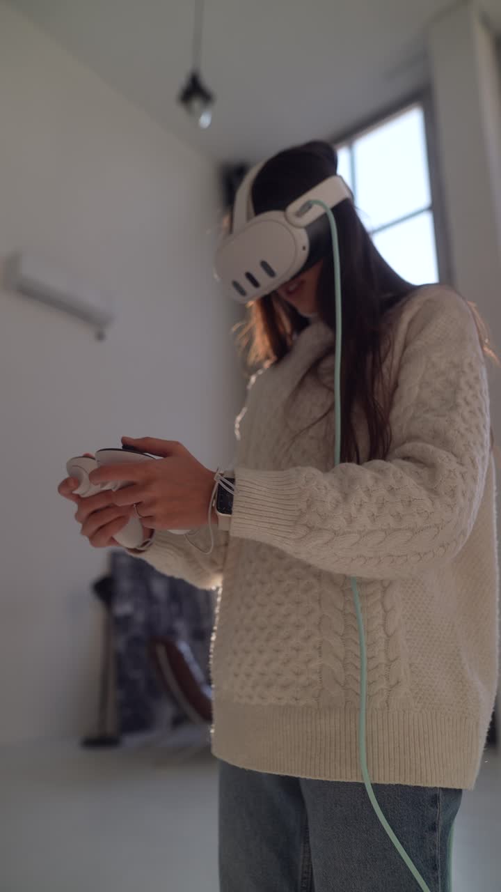 Mujer experimentando realidad virtual