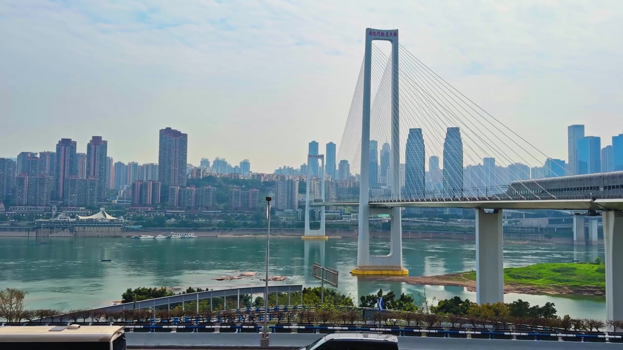 Ponte sul fiume Yangtze a Chongqing, Cina - Ripresa panoramica