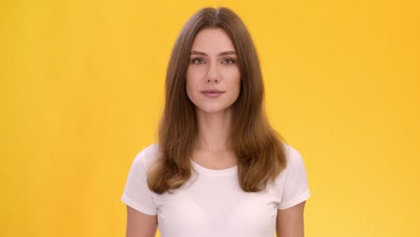 mujer con una camiseta blanca
