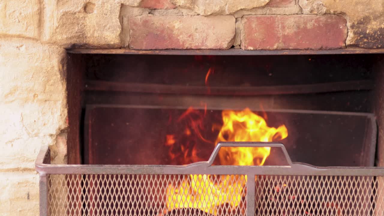 시골의 벽난로에서 뜨거운 불꽃이 박인다