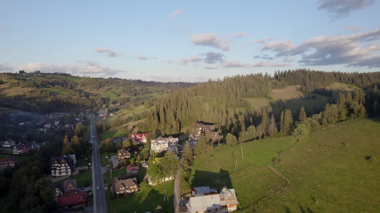 산 마을의 공중 풍경