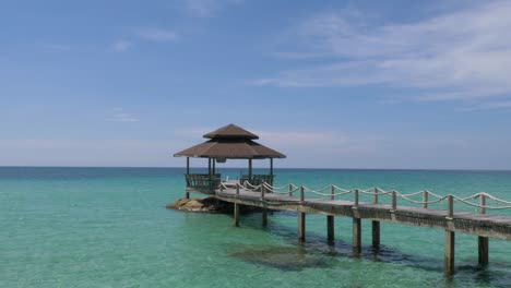 Ein-Pavillon-Auf-Einem-Dock-Im-Offenen-Ozean-In-Asien