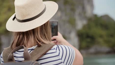 vista de mano de una turista usando un teléfono móvil