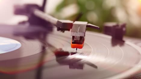 primer plano de un disco de vinilo girando sobre un tocadiscos