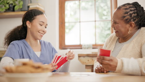 Cuidador,-Jubilación-Y-Mujeres-Con-Naipes