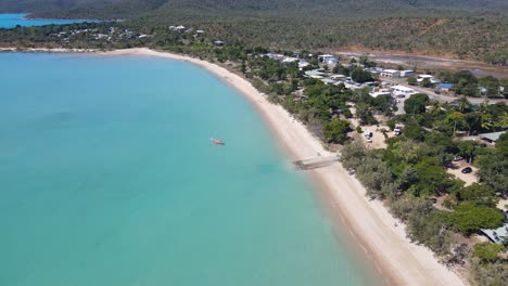 Vista-Aérea-De-La-Rampa-Para-Botes-De-La-Playa-Dingo-Y-El-Recinto-Para-Nadar---Playa-De-Arena-Blanca-En-Whitsunday-En-Qld,-Australia