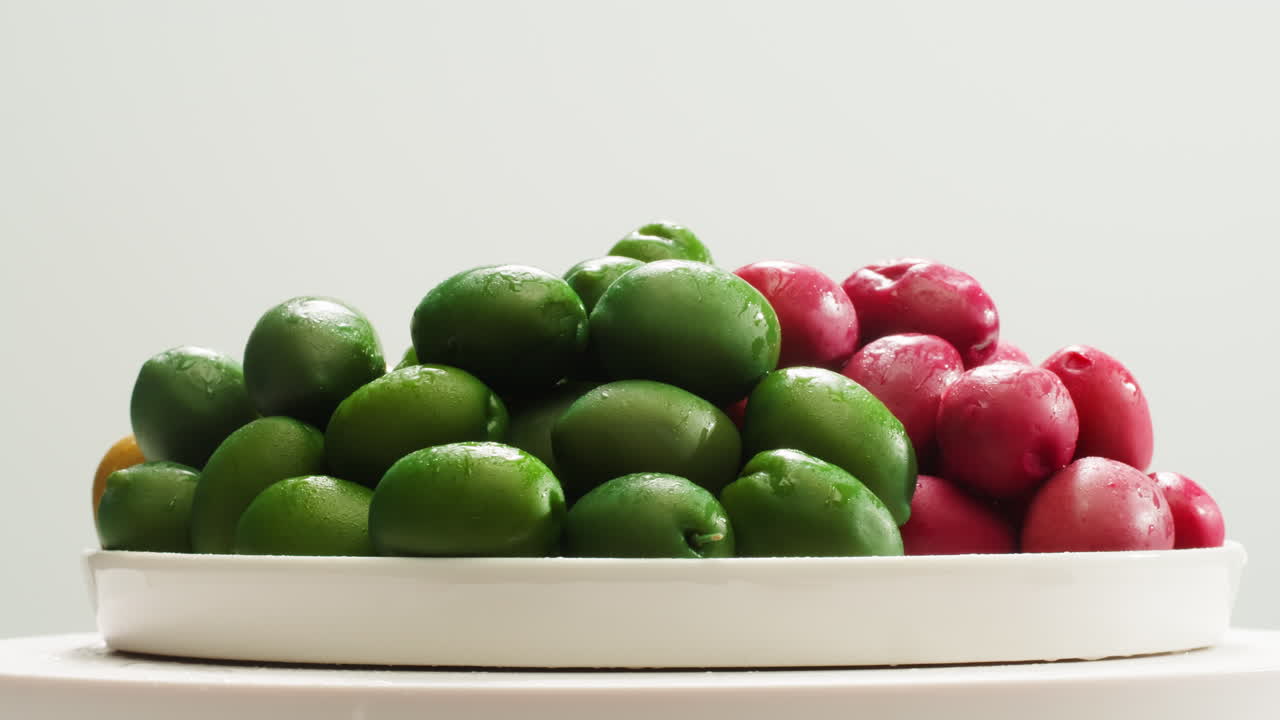 aceitunas verdes redondas en vinagre de grecia como fondo, vista de arriba. imágenes de alta calidad en 4k