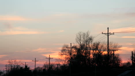 Ein-Orange-rosa-Himmel-Hellt-Sich-Auf-Und-Verblasst-Dann-Hinter-Den-Silhouetten-Der-Bäume