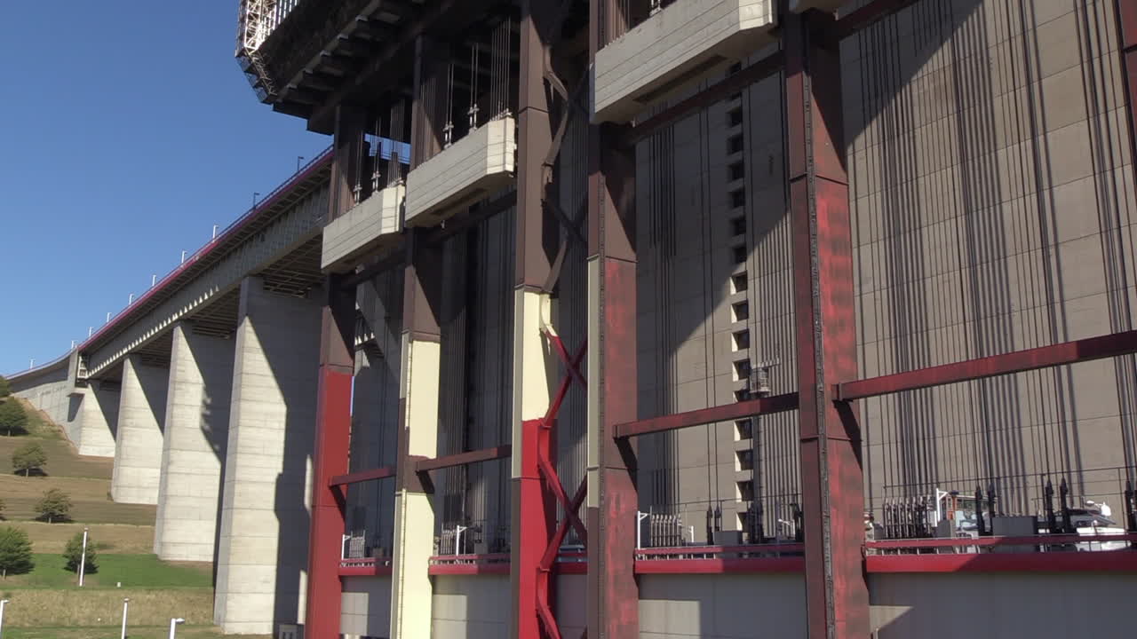 스트라피-티우 보트 리프트와 워터 오버브리지에서 보트 컨테이너가 작동하는 측면 시각