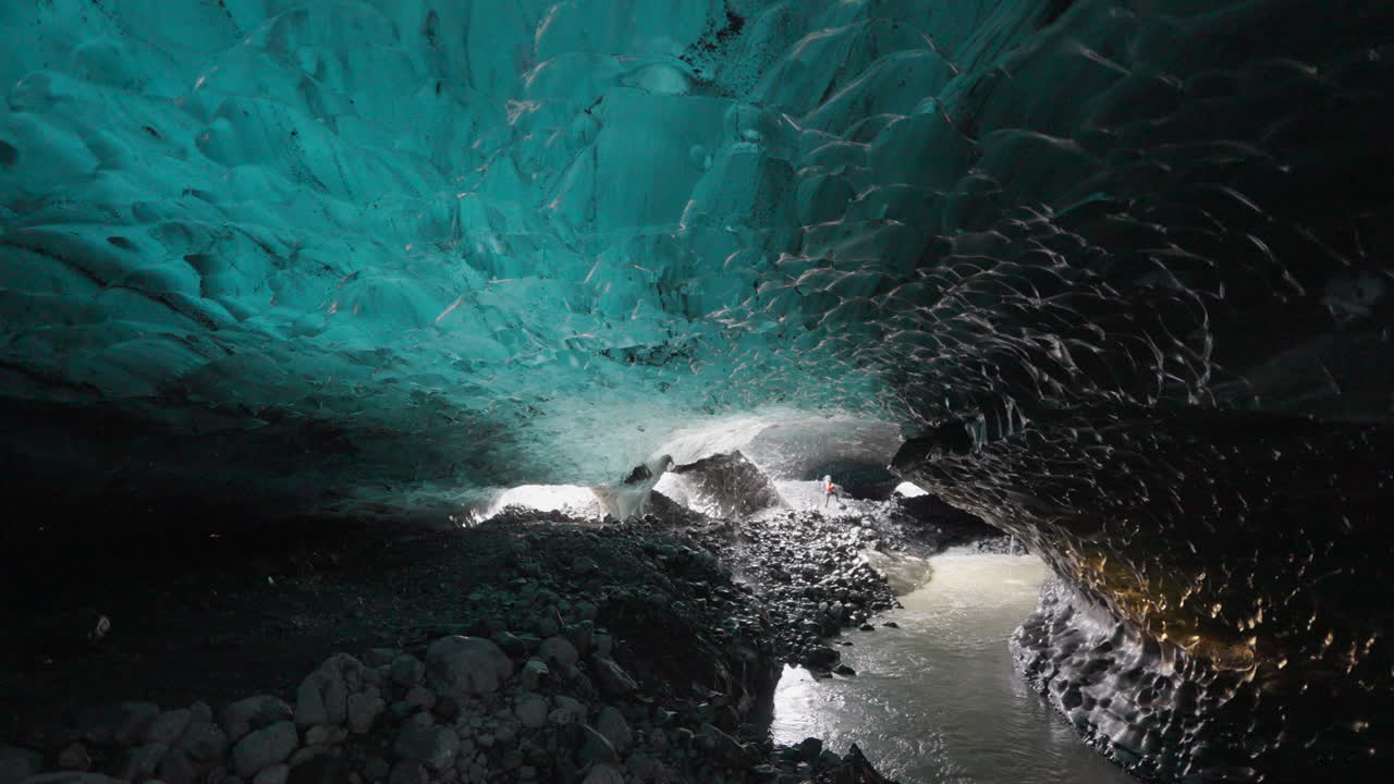 toma panorámica de la cueva de hielo natural en el glaciar breidamerkurjokull en islandia - material de archivo 4k