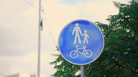 señal de bicicleta. carril para bicicletas. sendero para biciclos. senderos para ciclistas y caminantes.
