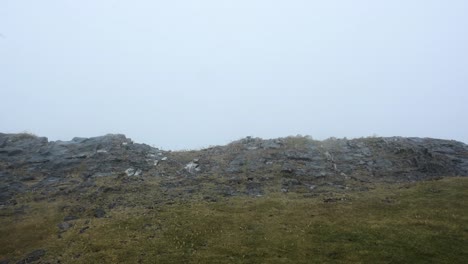 Rand-Einer-Flachen-Felsigen-Klippe-Mit-Blick-Auf-Die-Nebelwolke