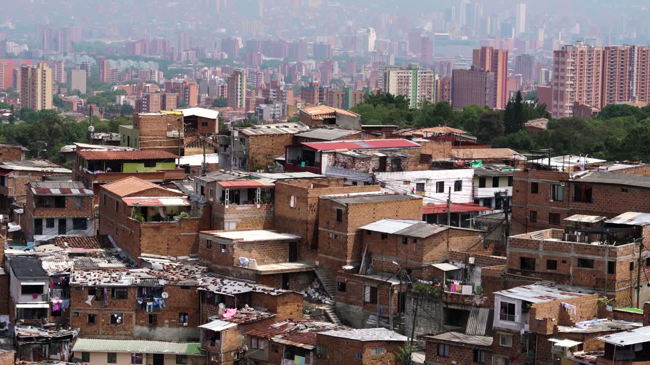 barrio de chabolas en medellin, colombia con horizonte en segundo plano.