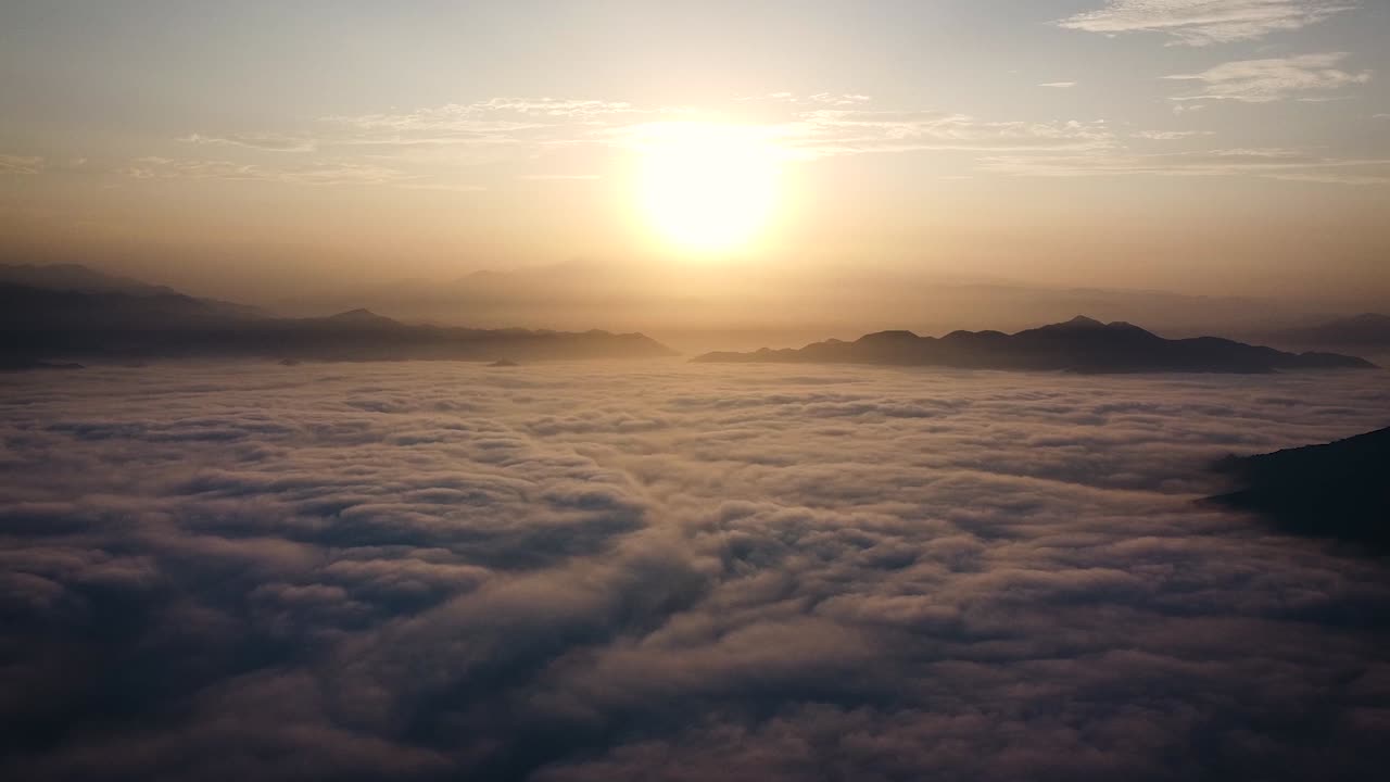 안개 낀 산 구름 위의 드론과 페루 리마의 일출