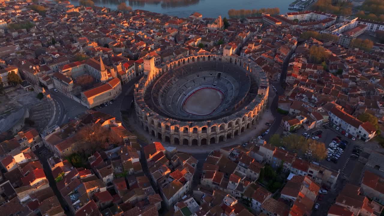 Scorcio aereo della vecchia Arles baciata dal calore dell'alba