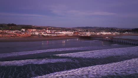 Schwenk-Nach-Links-Aufnahme-Von-Pismo-Beach-Bei-Sonnenuntergang-In-Kalifornien