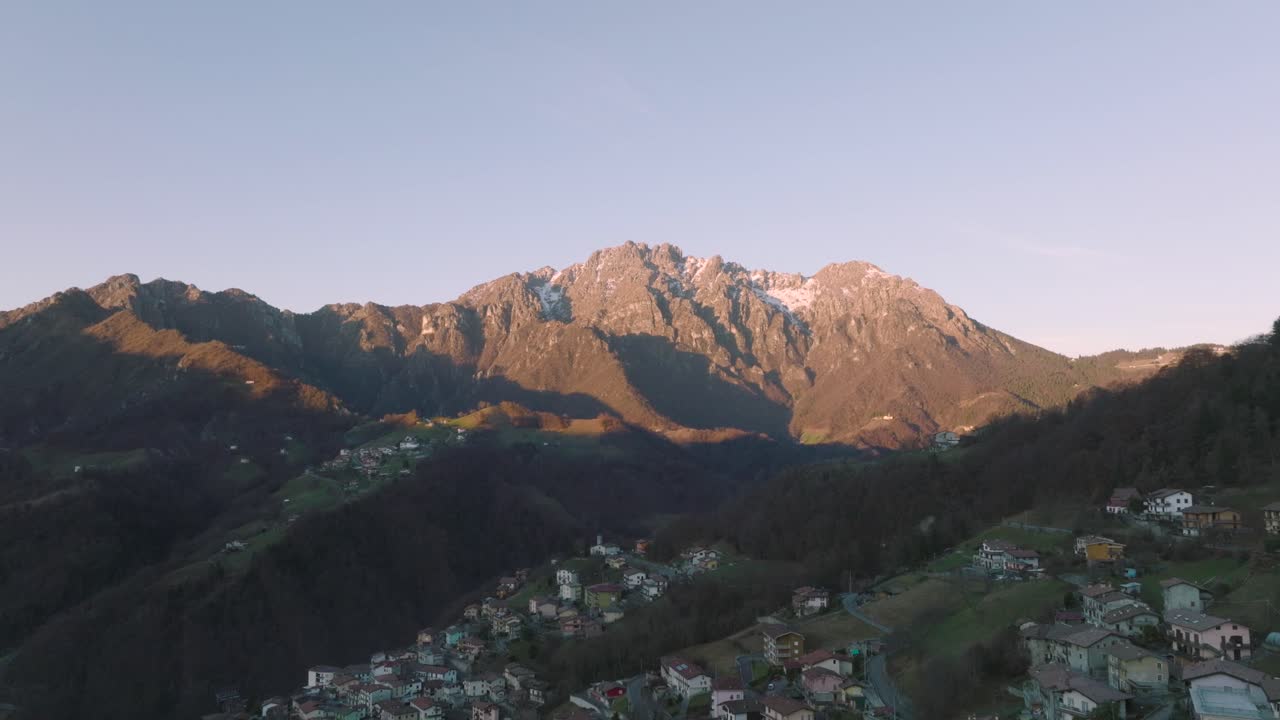 hermosa vista aérea del valle de seriana y sus montañas en un día soleado, alpes orobie, bérgamo, italia
