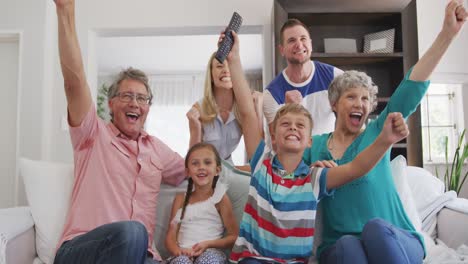 Glückliche-Familie-In-Einem-Haus