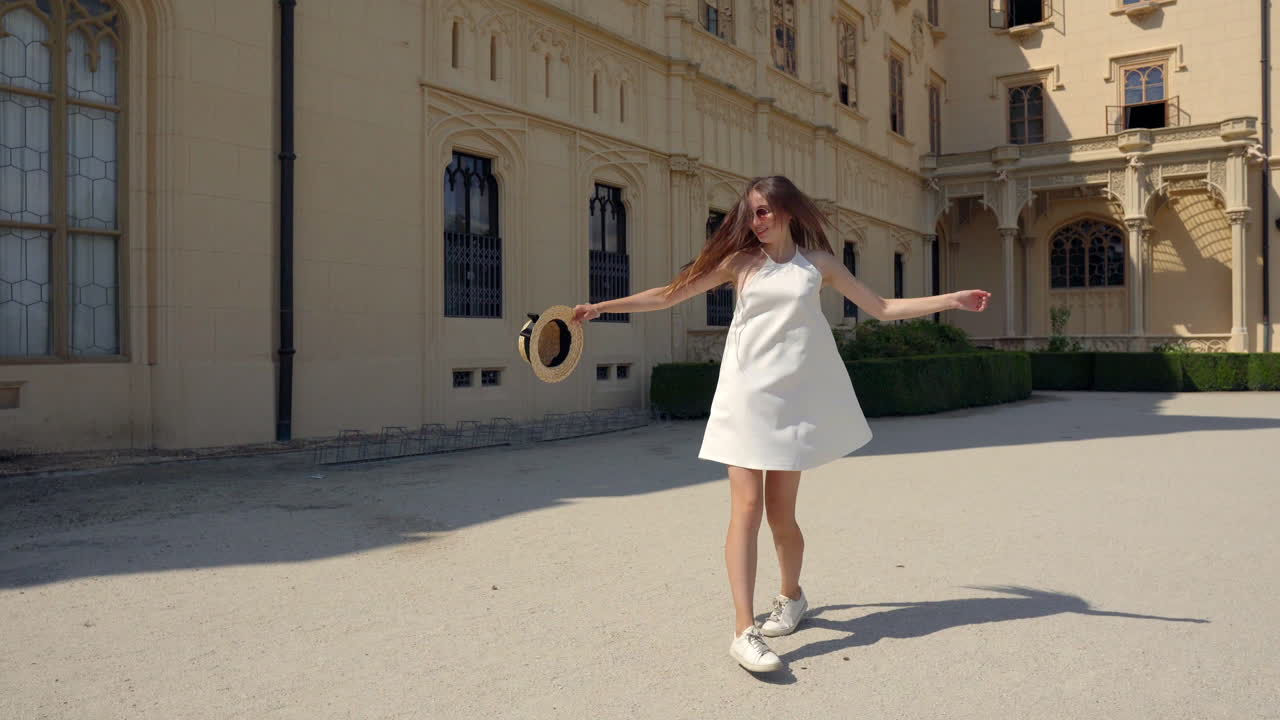 유럽 성에서  드레스를 입은 여자