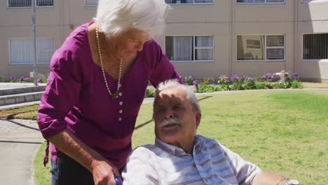 pareja de ancianos disfrutando del parque de una casa de retiro