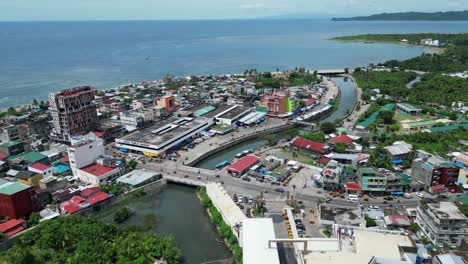 virac, catanduanes, philippines의 해안 마을과 바쁜 거리의 공중 전망