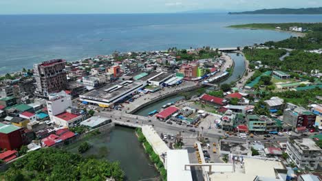 vista aérea ascendente de la ciudad costera y calles concurridas en virac, catanduanes, filipinas