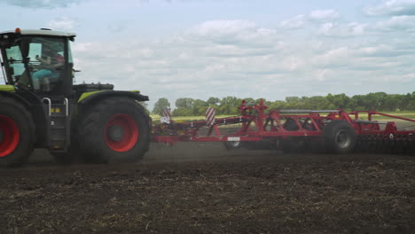 Landwirtschaftliche-Geräte.-Landwirtschaft.-Landmaschinen.-Ackerschlepper