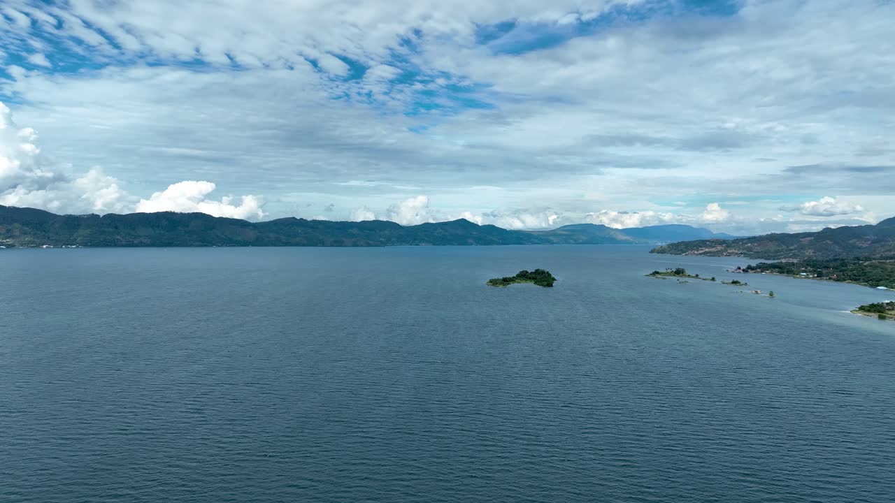 la calma del agua refleja la belleza de los alrededores.