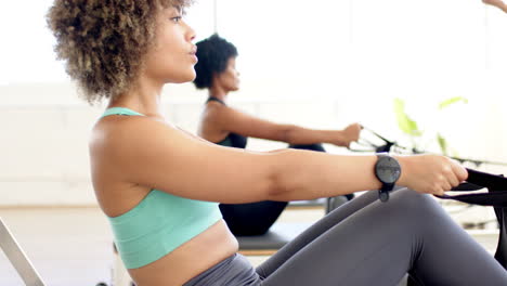 joven biracial con una camiseta azul practicando pilates