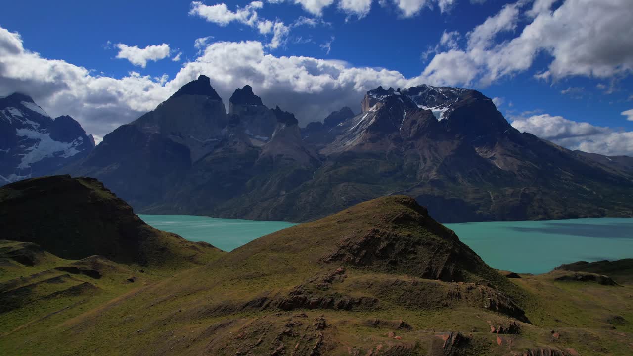 Hyperlapse aereo del Mirador Cuernos sopra un lago turchese.
