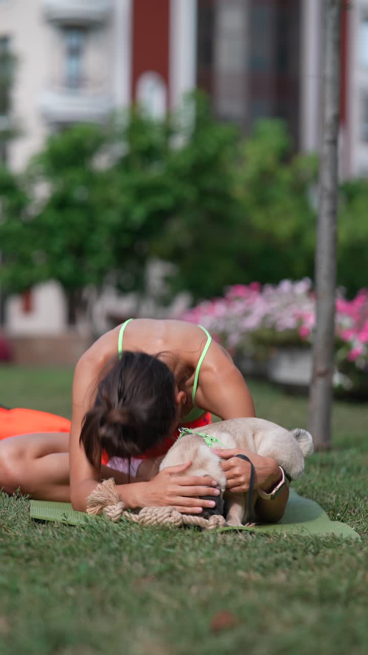 공원에서 포그와 함께 요가를 연습하는 여자