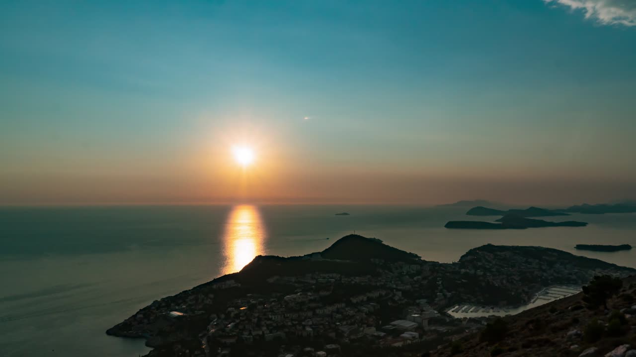 아름다운 빛의 열대 섬에서 4k 항공 타임 스 해가 지는 모습