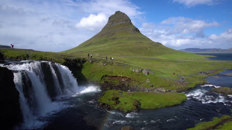 paisaje montañoso de kirkjufell en el verano de islandia.