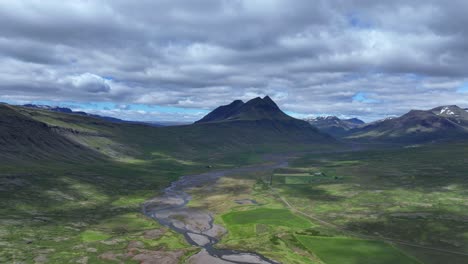 montañas, valles y prados durante el verano en breidalsvik, este de islandia