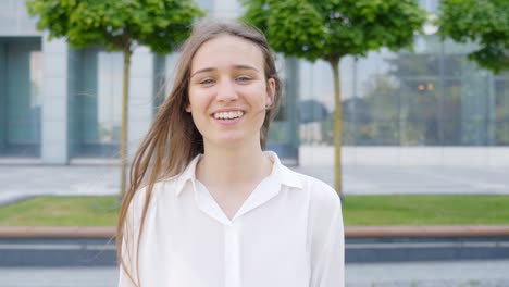mujer emprendedora feliz caminando hacia la cámara, vista de retrato