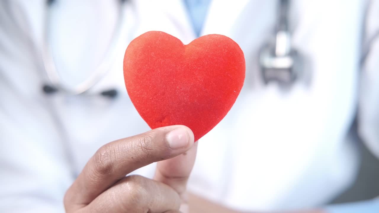 El doctor sostiene un corazón.