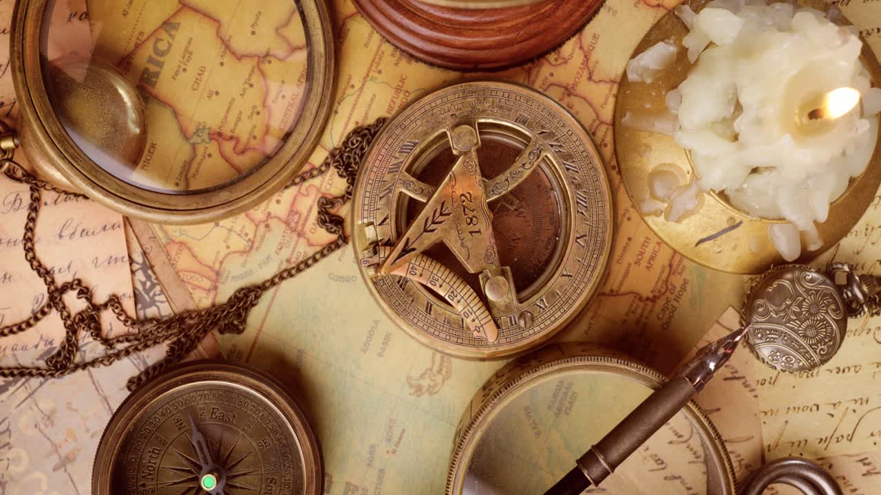 빈티지 스타일의 여행과 모험. 빈티지 오래된 나침반과 테이블에 있는 다른 빈티지 물건들.