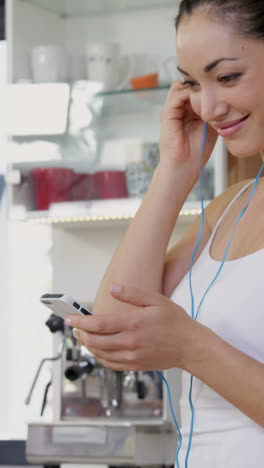 una mujer bonita escuchando música con su teléfono inteligente
