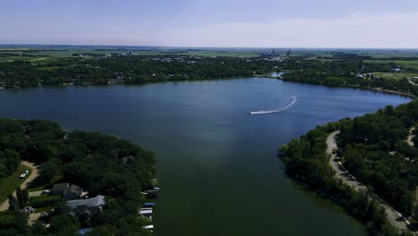 Ein-Freizeitbootbesitzer-Fährt-Mit-Einem-Schnellen-Motorschnellboot-über-Einen-Ungestörten-Großen-Natürlichen-Süßwassersee-Vor-Einer-Waldlandschaft-In-Killarney,-Manitoba,-Südkanada