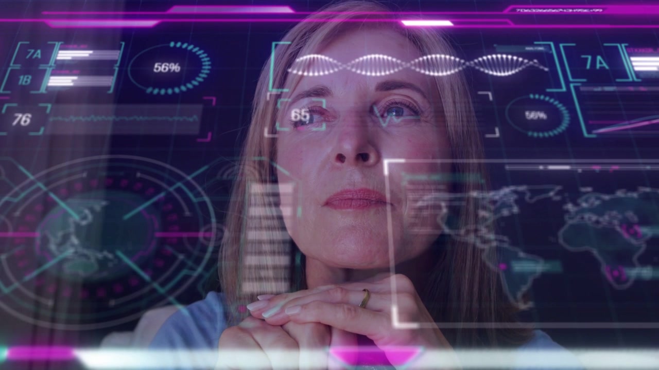 Mujer madura sentada con las manos entrelazadas en la barbilla, observando un mapa tecnológico HUD, con diales que se actualizan y conducen a una comprensión