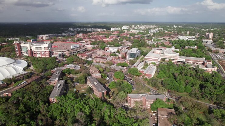 Campus dell'Università della Florida a Gainesville, lunga ripresa aerea con drone con colori ricchi, 4K