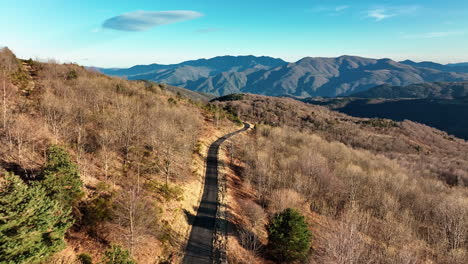 Himmelhohe-Aussicht-Auf-Eine-Serpentinenstraße,-Die-Die-Majestätischen-Pyrenäen-Durchquert.