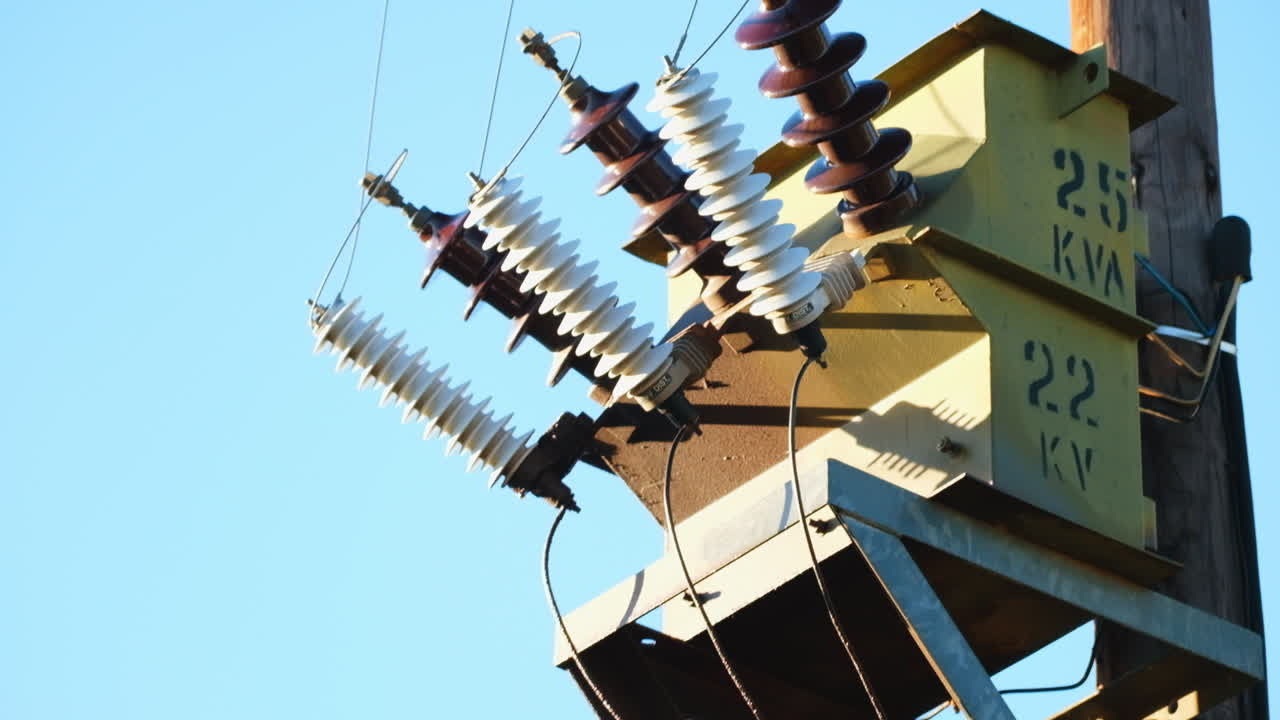 전력 기둥에 있는 변압기의 클로즈업 텔레포토 뷰, 전력 공급